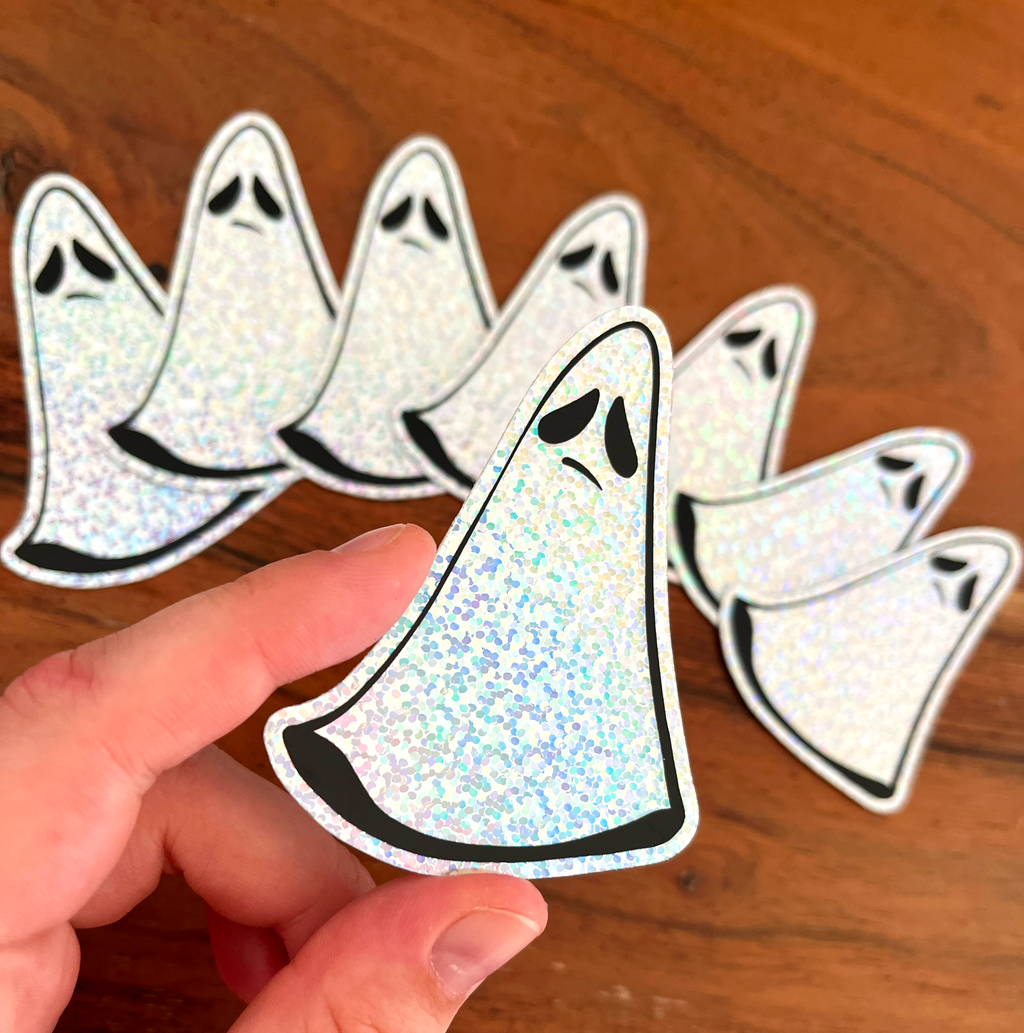 holographic Sticker "besorgter Geist" Aufkleber – 7,5cm x 4,5 – Wetterfest – süßer Charakter – Spooky Season – Künstlerin Joca