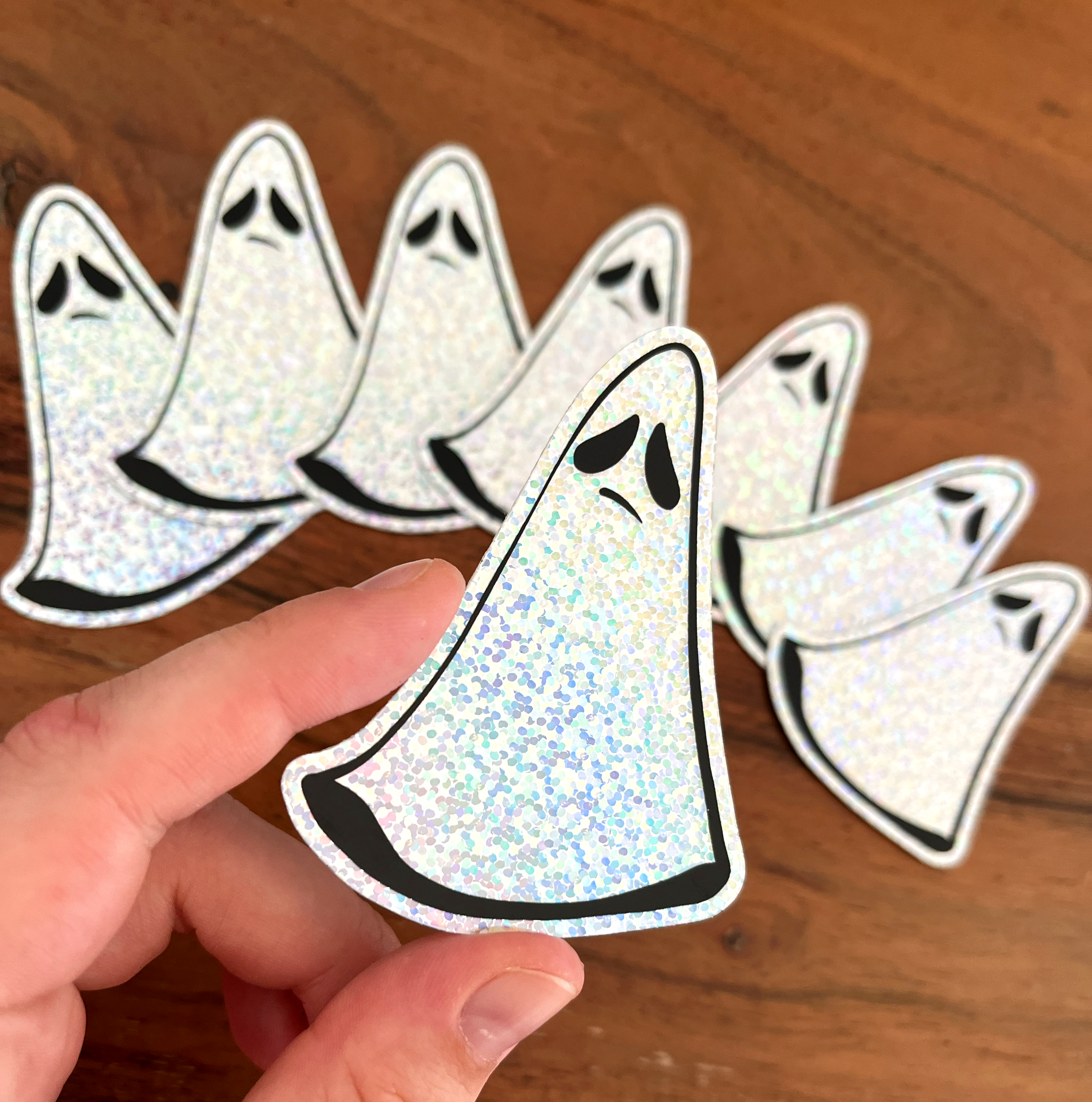 holographic Sticker "besorgter Geist" Aufkleber – 7,5cm x 4,5 – Wetterfest – süßer Charakter – Spooky Season – Künstlerin Joca