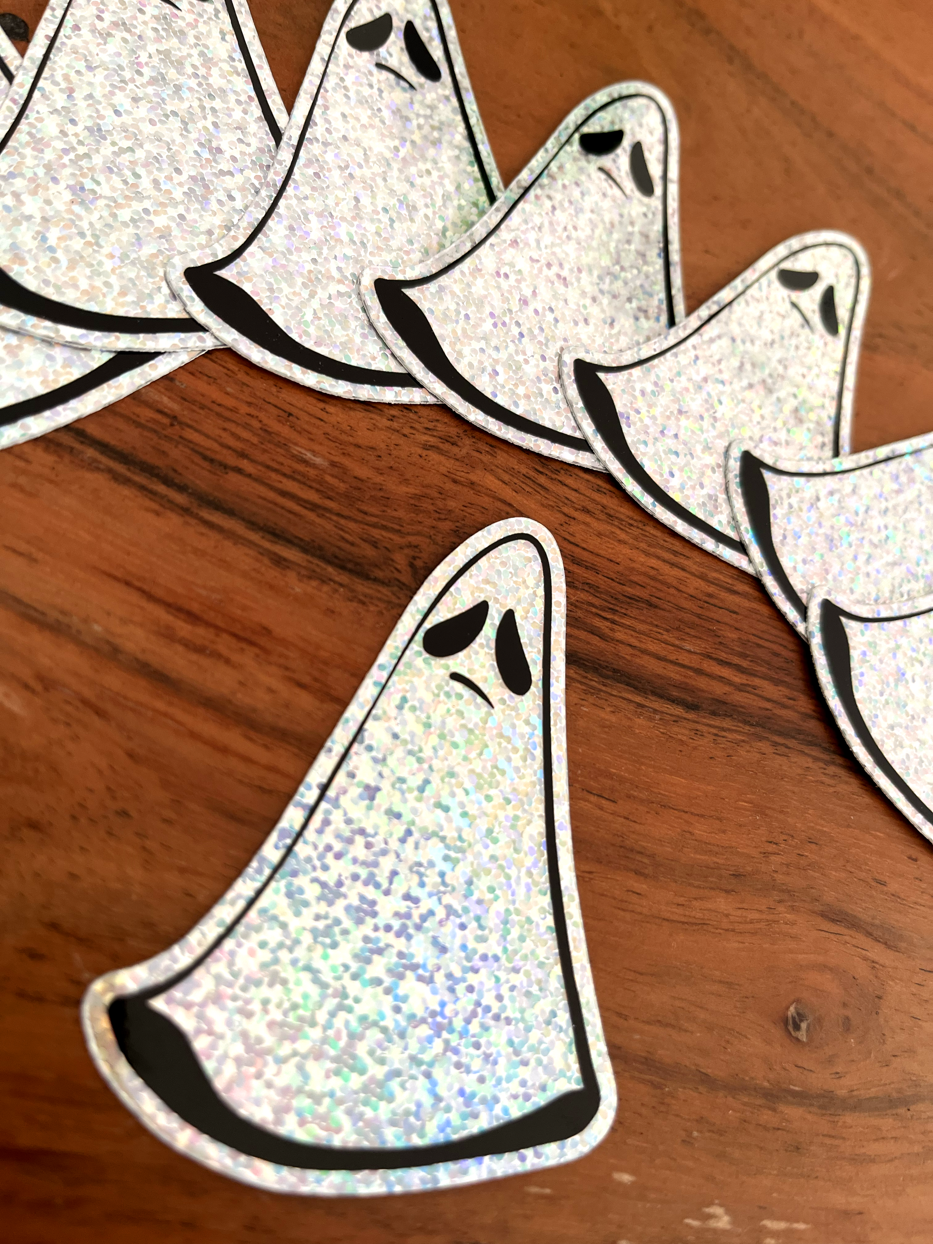 holographic Sticker "besorgter Geist" Aufkleber – 7,5cm x 4,5 – Wetterfest – süßer Charakter – Spooky Season – Künstlerin Joca