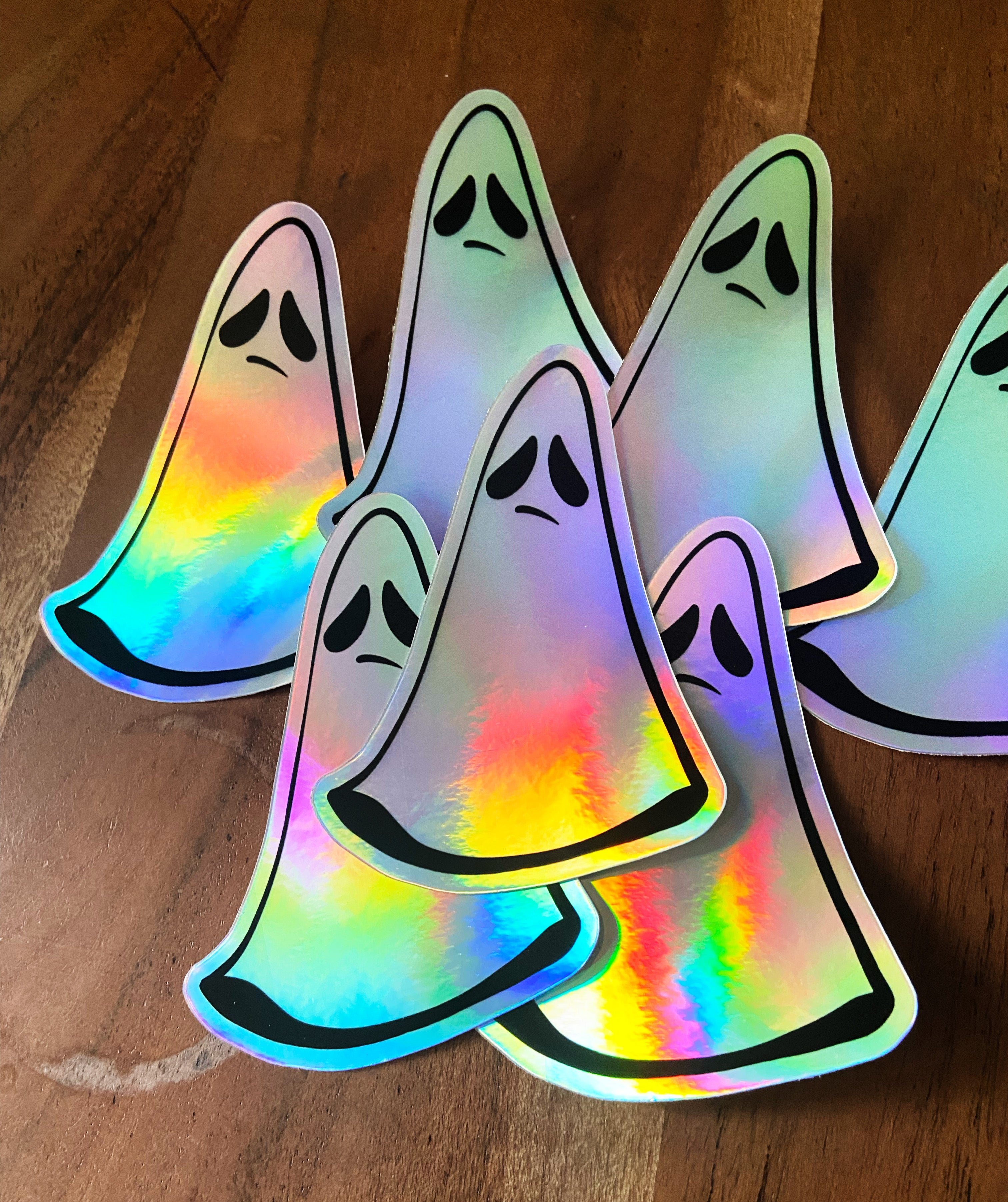 holographic Sticker "besorgter Geist" Aufkleber – 7,5cm x 4,5 – Wetterfest – süßer Charakter – Spooky Season – Künstlerin Joca