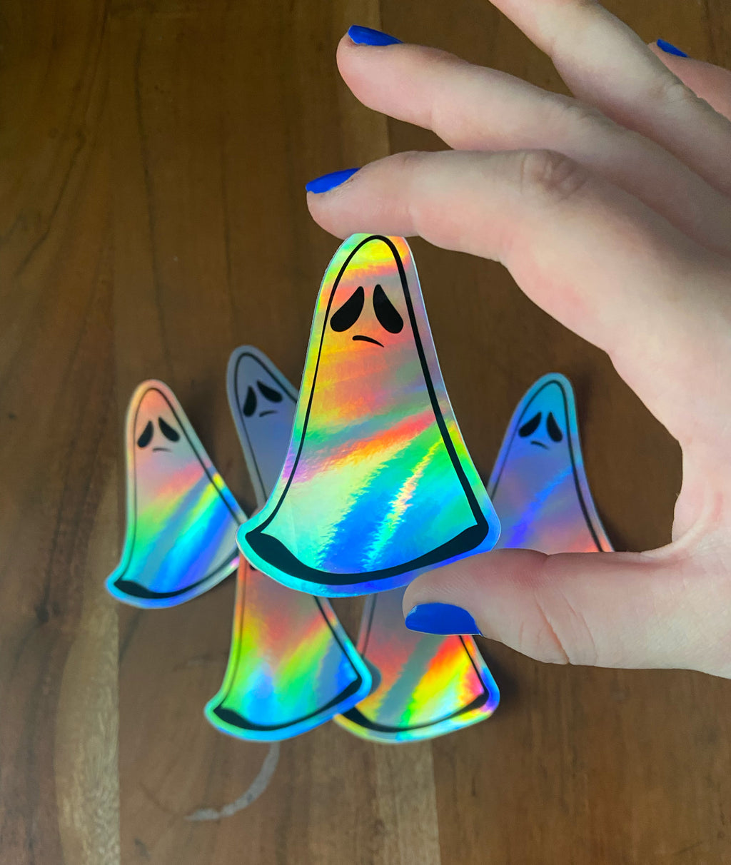holographic Sticker "besorgter Geist" Aufkleber – 7,5cm x 4,5 – Wetterfest – süßer Charakter – Spooky Season – Künstlerin Joca