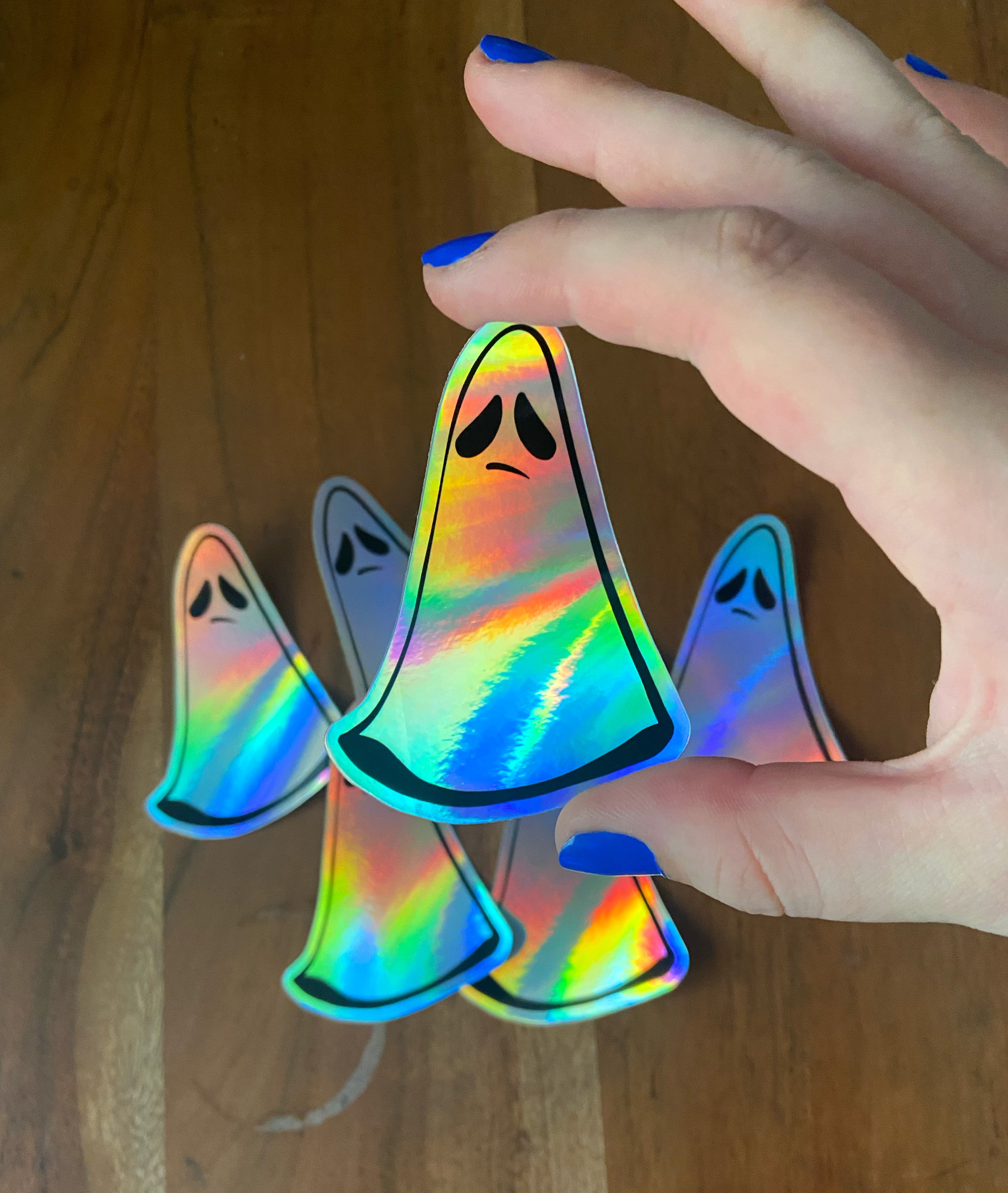 holographic Sticker "besorgter Geist" Aufkleber – 7,5cm x 4,5 – Wetterfest – süßer Charakter – Spooky Season – Künstlerin Joca