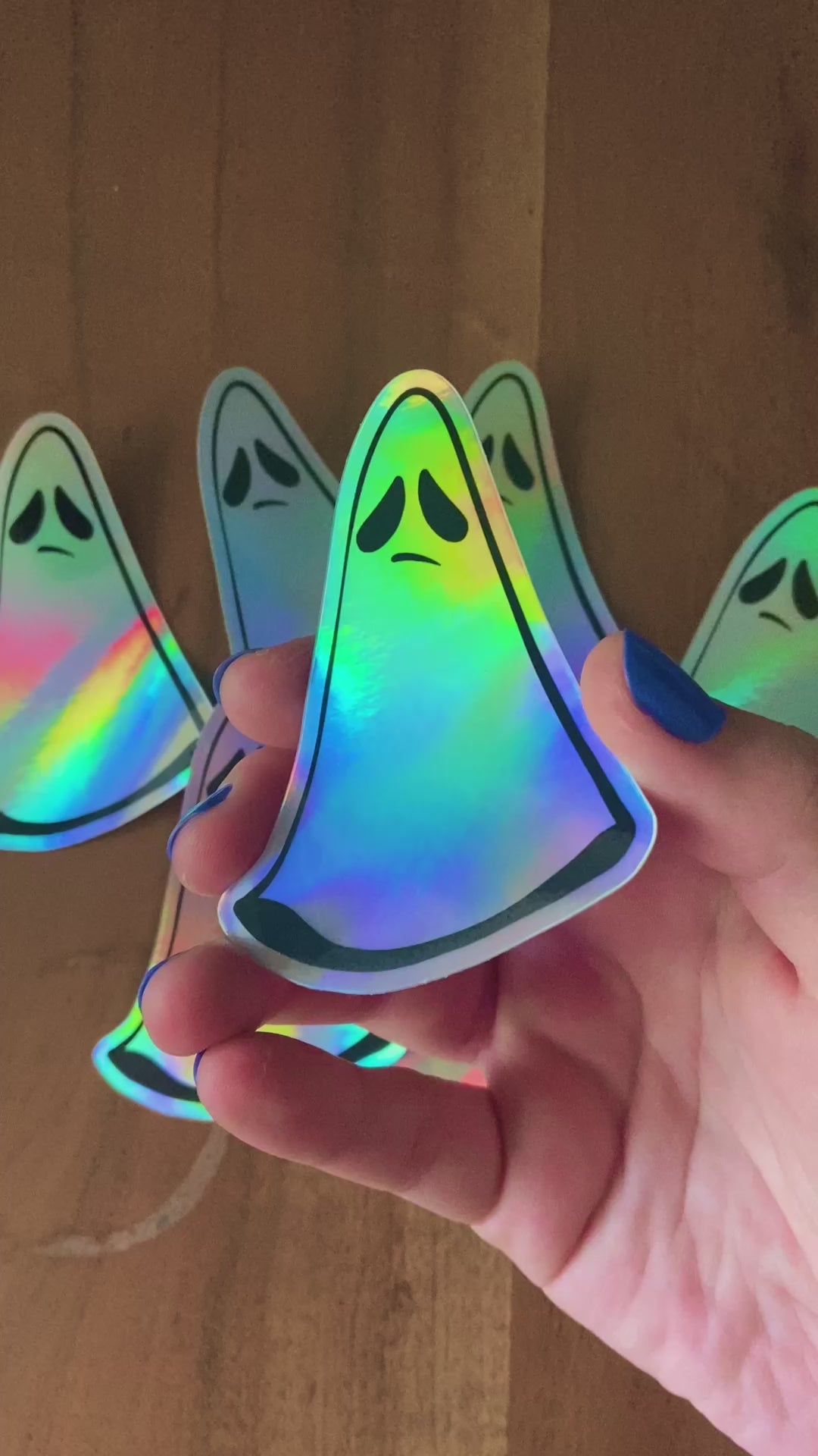 holographic Sticker "besorgter Geist" Aufkleber – 7,5cm x 4,5 – Wetterfest – süßer Charakter – Spooky Season – Künstlerin Joca