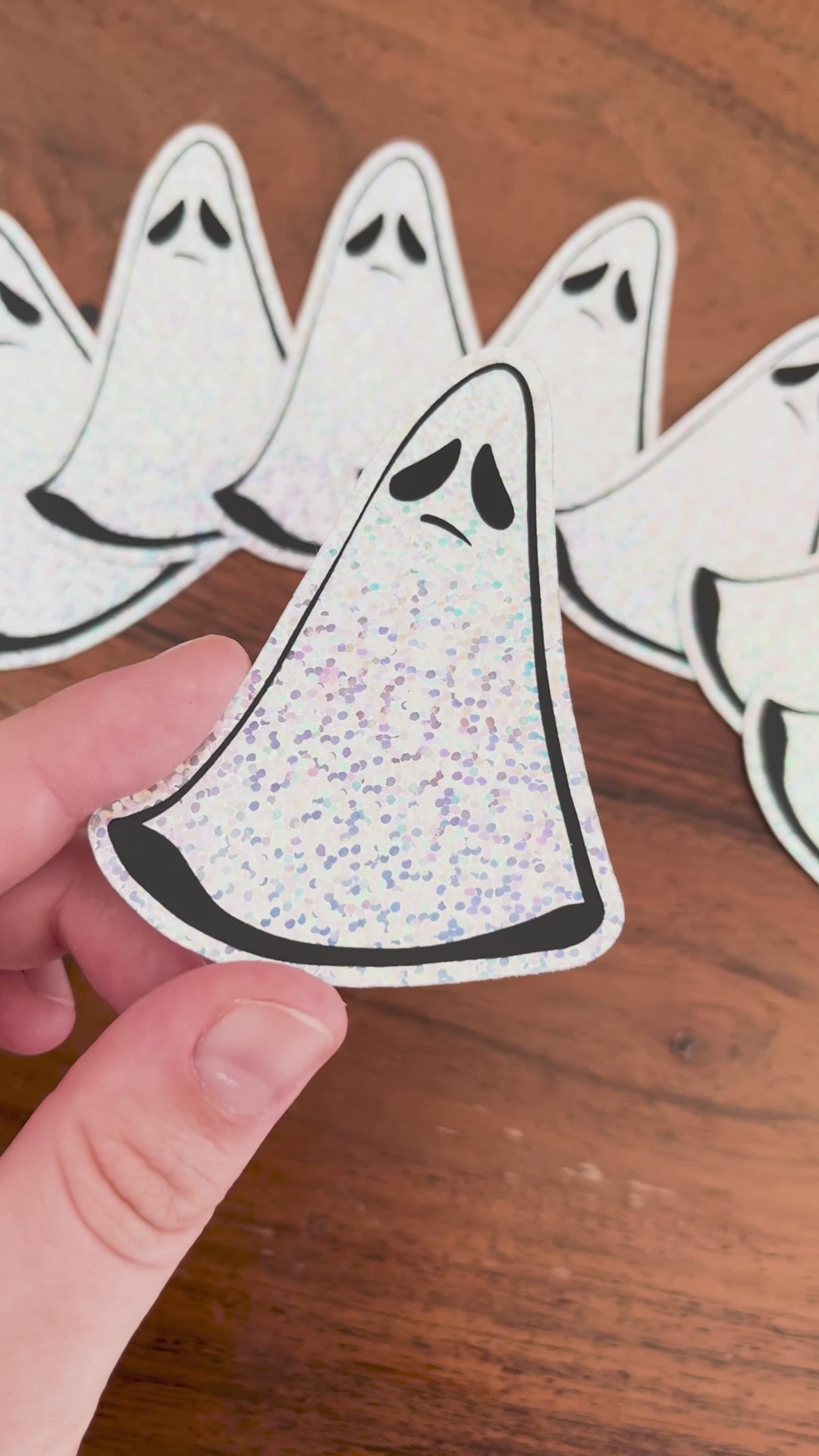 holographic Sticker "besorgter Geist" Aufkleber – 7,5cm x 4,5 – Wetterfest – süßer Charakter – Spooky Season – Künstlerin Joca